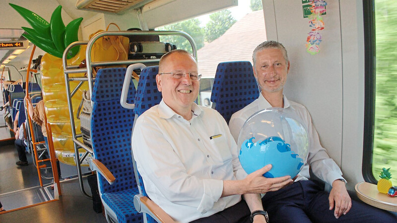 Pressekonferenz im Zug: Thomas Prechtl (l.), Sprecher der BEG-Geschäftsführung, und Hansrüdiger Fritz, Vorsitzender der Regionalleitung Bayern der DB Regio, sind mit der Auslastung des Flughafenexpresses in den ersten sechs Monaten zufrieden.