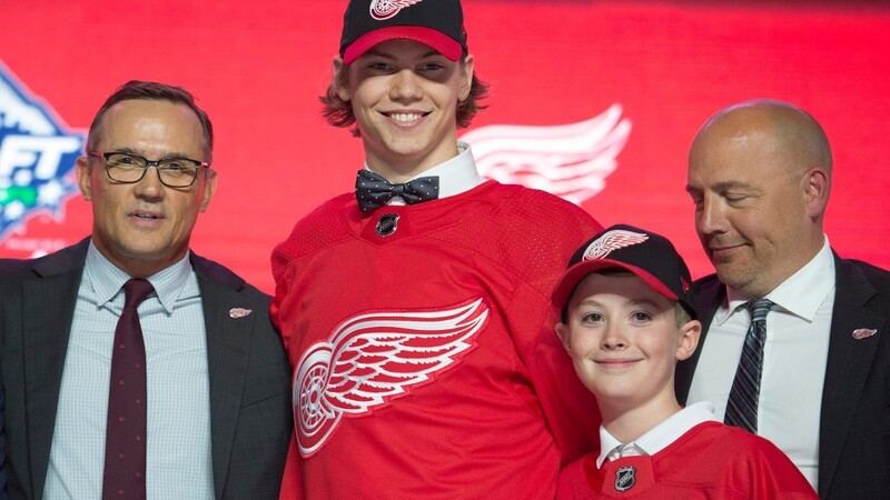 2019 haben die Detroit Red Wings aus der NHL mit dem sechsten Pick bei der alljährlichen Talentziehung Eishockey-Nationalspieler Moritz Seider (2.v.l.) ausgewählt. Nach der vergangenen Saison ist der Verteidiger zum besten Rookie in der NHL gewählt worden.