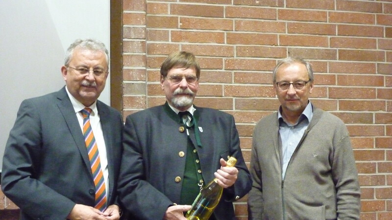 Wolfram Vaitl (Mitte) bekam für seinen Einblick in den Runden Tisch zum Artenschutz einen Vorwald-Apfelschaumwein. Links Landrat Josef Laumer, rechts Pomologe Johann Niedernhuber von der Kreisfachberatung.