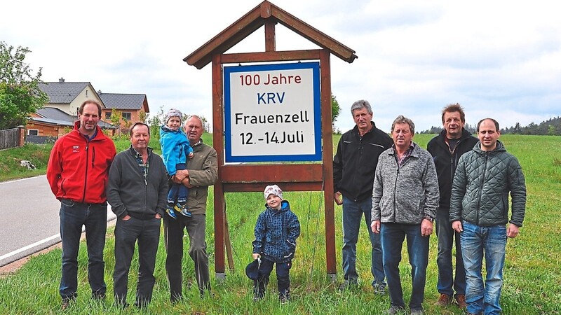 Am Sonntag stellte die KRV-Vorstandschaft das Hinweisschild auf das 100-jährige Gründungfest am Ortseingang von Frauenzell auf.