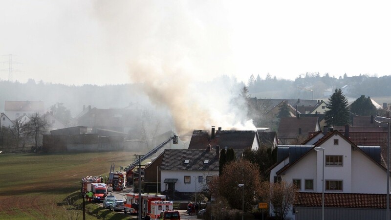 In Wenzenbach ist am Donnerstagnachmittag der Dachstuhl einer Asylbewerberunterkunft in Brand geraten.