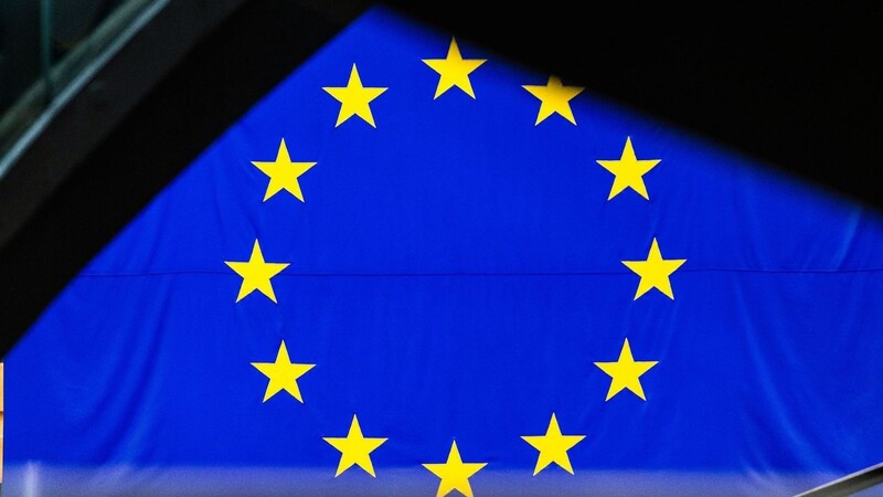 Eine EU-Flagge hängt im Gebäude des Europäischen Parlaments. In Straßburg wird heute über wichtige Klimagesetze entschieden.