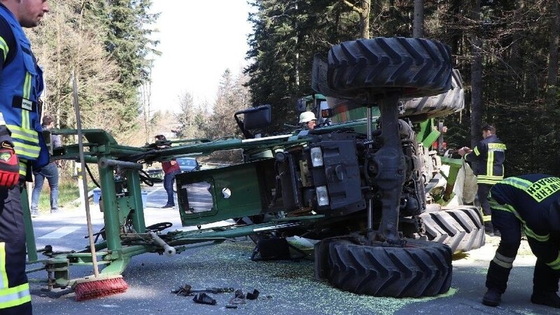 Unfall bei Vilshofen am Montagmittag: Ein Traktor stürzte nach dem Zusammenstoß mit einem Kleintransporter um.