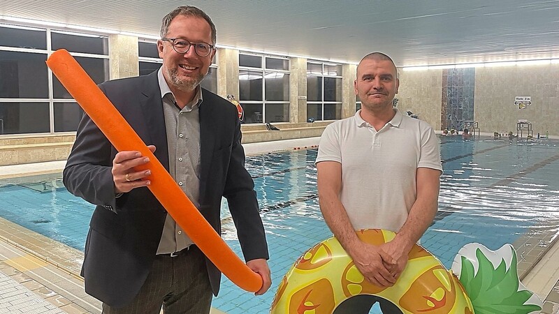 Bürgermeister Christian Dobmeier (l.) mit Bademeister Stefan Santl im Hallenbad, das heute runden "Geburtstag" hat. In der Hand haben sie zwei Utensilien für den Schwimmnachwuchs.