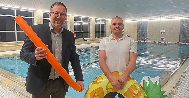 Bürgermeister Christian Dobmeier (l.) mit Bademeister Stefan Santl im Hallenbad, das heute runden "Geburtstag" hat. In der Hand haben sie zwei Utensilien für den Schwimmnachwuchs. 