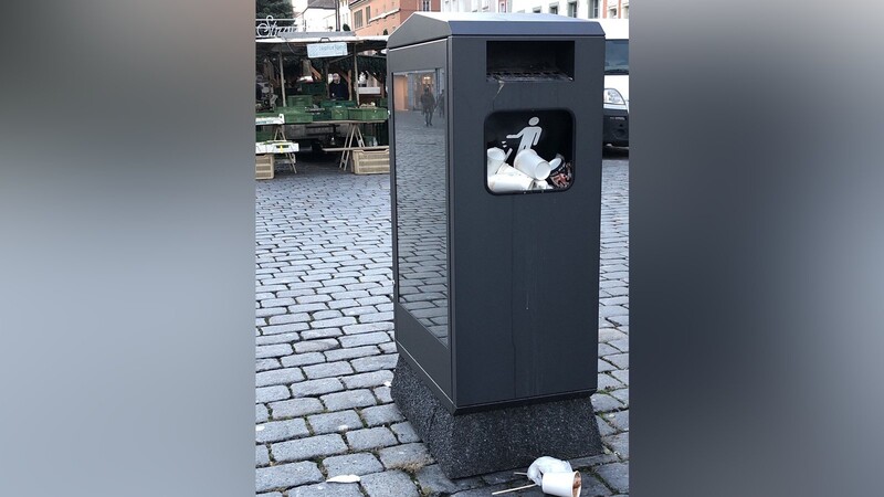 Die überquellende Mülltonne könnte zu einem Wahrzeichen des Lockdowns werden - so wie hier in Straubing.