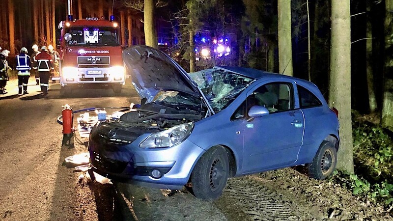 Mit überhöher Geschwindigkeit war am 31. Dezember 2019 dieser Corsa zwischen Ränkam und Zelz gegen einen Baum gekracht. Der Beifahrer war sofort tot.