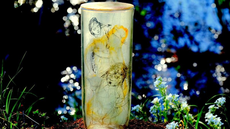 Schneewittchen: Die Glasskulptur von Sybille Peretti (USA) hat Hans Herrmann an einem Waldsee in Szene gesetzt.