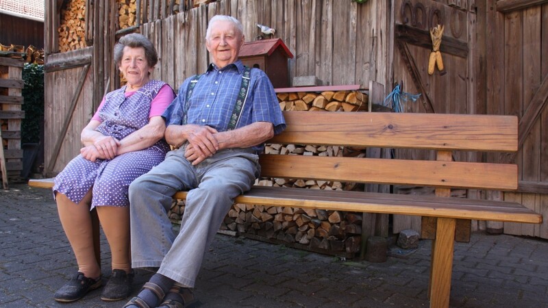 "Naa, den Arm leg i ned um di, des glaubt uns sunst koana", sagt Ludwig Ochsenmeier zu seiner Frau Johanna, mit der er seit mehr als 65 Jahren verheiratet ist. Und sie gibt ihm recht.