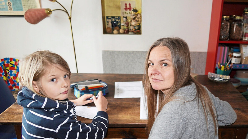 Homeschooling ist für die alleinerziehende Germanistin Anja Voss ein Vollzeitjob. Der neunjährige Sohn Emil braucht ganztägige Betreuung.