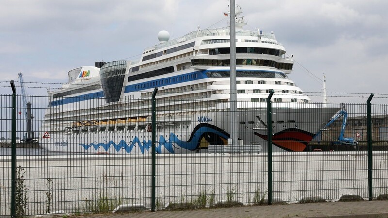 Die AIDAblu der Reederei Aida Cruises liegt im Seehafen Rostock. Der Sicherheitsbereich am Hafenbecken ist eingezäunt.