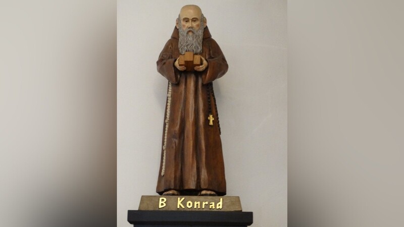 Sie Statue des Bruders Konrad finden Gläubige auch in der Kirche von Wörth.
