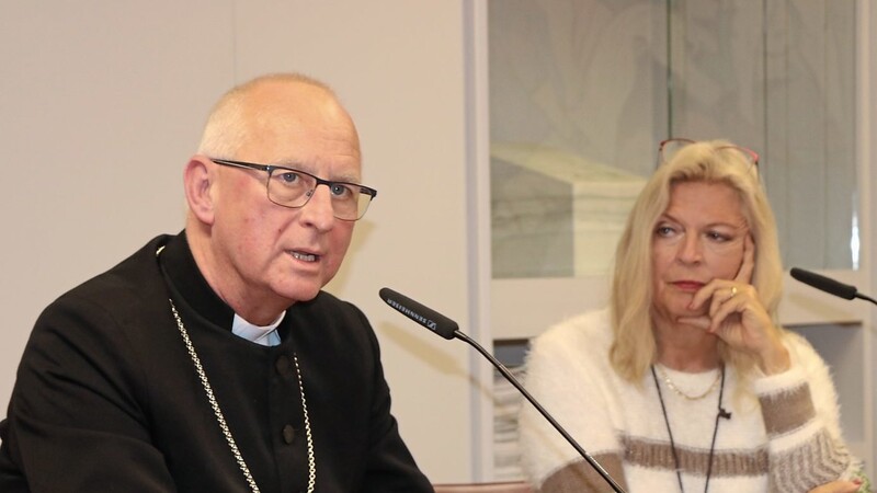 Vier Monate nach seinem Amtsantritt ist Regionalbischof Klaus Stiegler zu Gast im Presseklub. Hier mit BR-Moderatorin Angelika Schüdel.