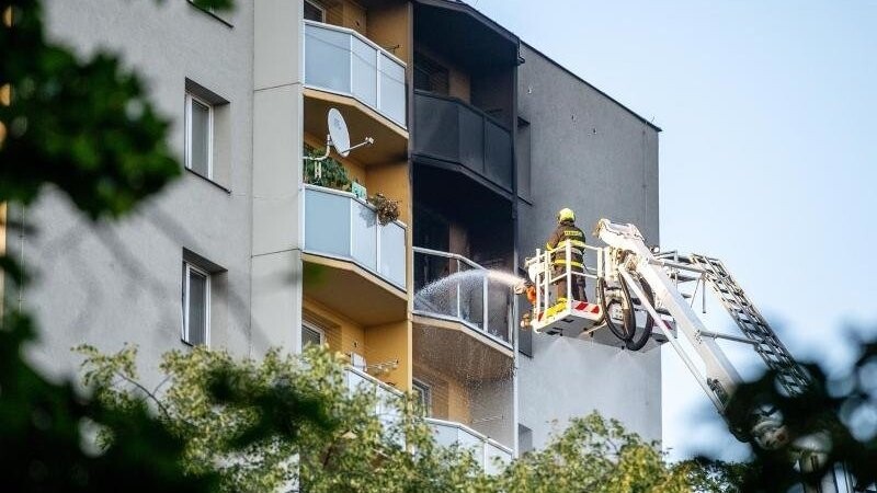 Feuerwehrleute bekämpfen den Brand in einem Hochhaus in Bohumin im Osten Tschechiens.