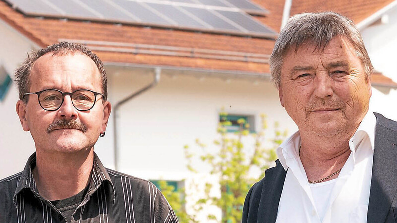 Wolfgang Zirngibl (r.), Bürgermeister der Gemeinde Ascha, und Klimaschutzmanager Alfred Klier stehen vom Gemeindehaus mit einer Photovoltaikanlage, die das Gebäude mit Strom versorgt.