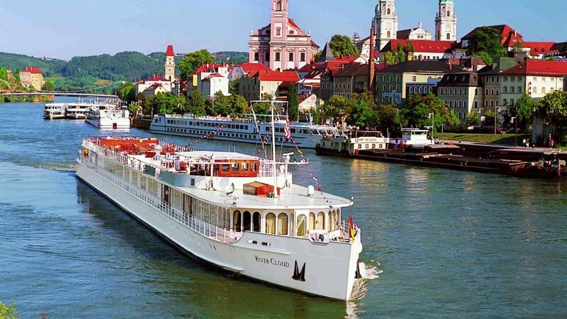 Ein Passagierschiff fährt in Passau auf der Donau. Die Nachfrage nach Kreuzfahrten steigt weiter.