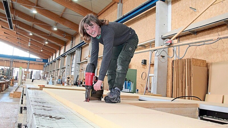Kathrin Blaha hat große Freude an ihrer handwerklichen Ausbildung in der Holzhausfertigung bei Gruber Holzhaus in Roding/Altenkreith.