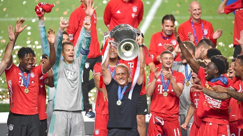 Bayern-Trainer Hansi Flick hält die Champions-League-Trophäe in den Händen.
