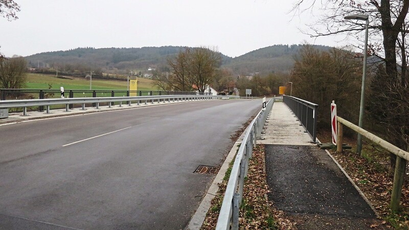 Die gerade erst fertig sanierte Brücke, die die Staatsstraße 2145 aus dem Vorwald mit der Staatsstraße 2125 zwischen Wörth und Donaustauf verbindet, hat keinen Radweg bekommen.