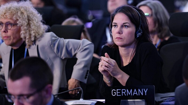 Die deutsche Außenministerin verfogt die Abschlussdiskussion der COP27-Konferenz im ägyptischen Scharm el Scheich.