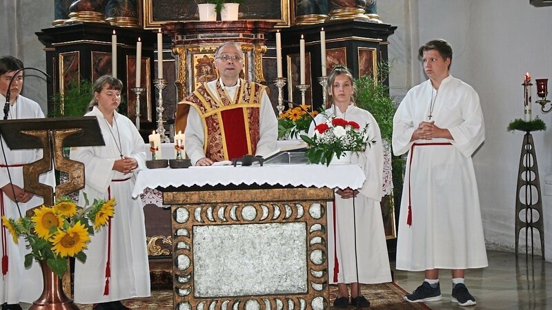 Pfarrer Andreas Hörbe mit den Ministranten beim Festgottesdienst am Sonntag.
