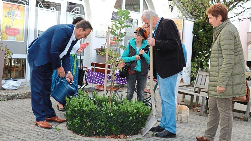 Einen neuen Baum gepflanzt haben Bürgermeister Franz Wittmann (li.) und Dr. Wolfgang Schlüter (2.v.re.) zusammen mit Gisela Altmann-Pöhnl (re.).