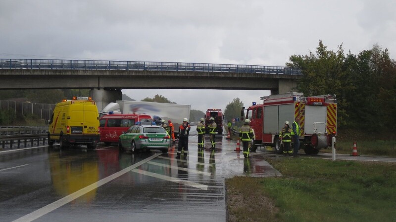 Auf der A3 bei Wörth an der Donau hat sich ein schwerer Unfall ereignet.