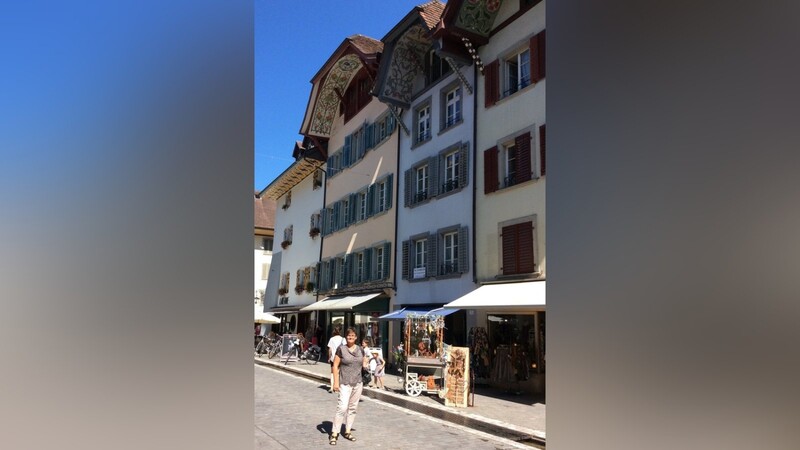 "Aarau gilt als die Stadt der schönen Giebel", erklärt Gudrun Kulzer. Die "Dachhimmel", bemalte Untersichten der vorstehenden Giebel, sind mehrheitlich aus dem 16. Jahrhundert. (Fotos: privat)