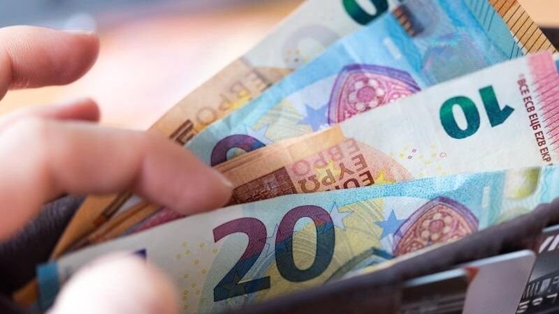 Eine 30-jährige Frau wurde am Donnerstag in Regenstauf von einem Betrüger gewaltig über den Tisch gezogen. Sie hatte dem Mann für einen rumänischen Geldschein, der längst nicht mehr im Umlauf ist, 150 Euro ausgehändigt. (Symbolbild)