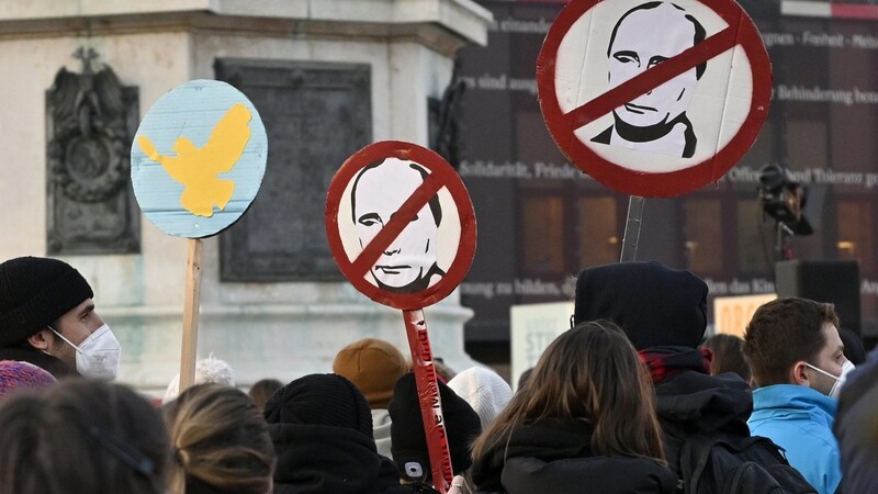 Eine Friedensdemonstration in Wien am vergangenen Donnerstag richtet sich explizit gegen den russischen Präsidenten. Mit Wladimir Putin werden wir noch für längere Zeit zu tun haben, meint Ulf Brunnbauer.