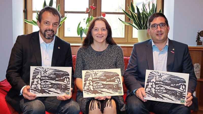 Lions-Präsident Bernd Plötz, Bürgermeisterin Karin Bucher und Lions-Vize Gerhard Blab (von links) stellten den neuen Adventskalender vor. Erhältlich ist dieser am Chamer Schmankerlmarkt.