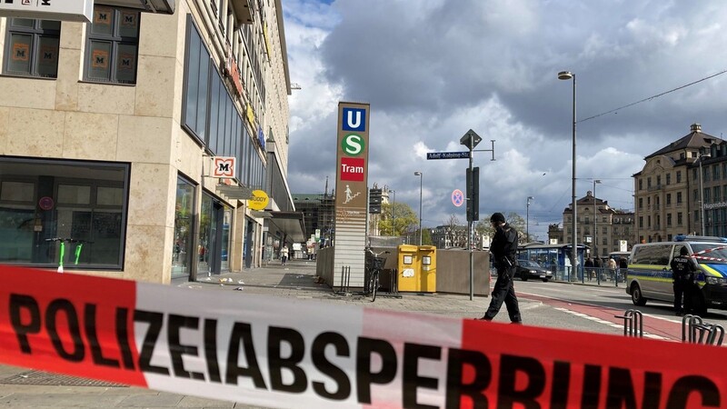 Nach einem Tötungsdelikt in der Münchner Innenstadt hat die Polizei den Tatort abgesperrt. Am frühen Sonntagmorgen wurde dort ein Mann bei einem Streit erstochen.