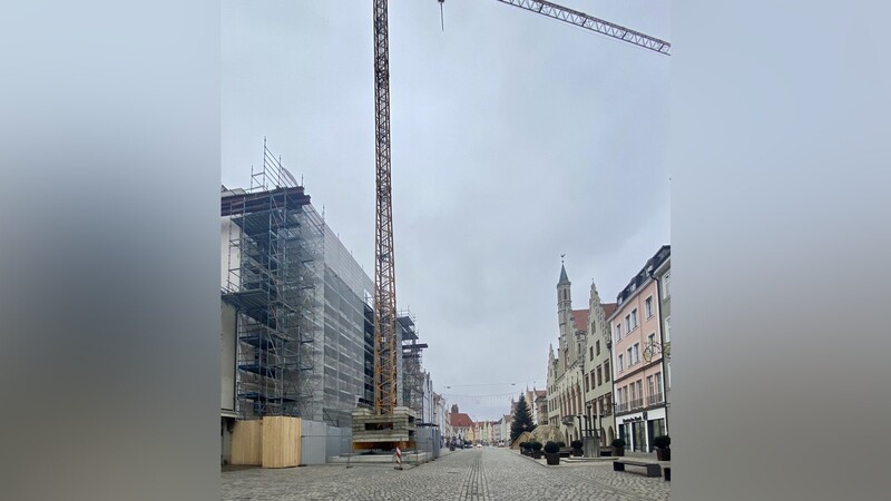 Das derzeit wohl prominenteste Projekt des Staatlichen Bauamts, Fachbereich Hochbau, liegt mitten in der Landshuter Altstadt: die Dach- und Fassadensanierung der Stadtresidenz (links).