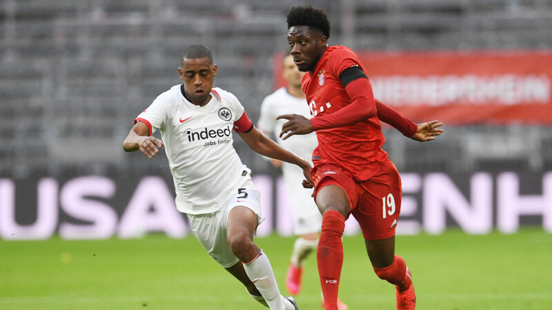 Alphonso Davies im Duell mit Gelson Fernandes von Eintracht Frankfurt bei Bayerns 5:2-Erfolg.
