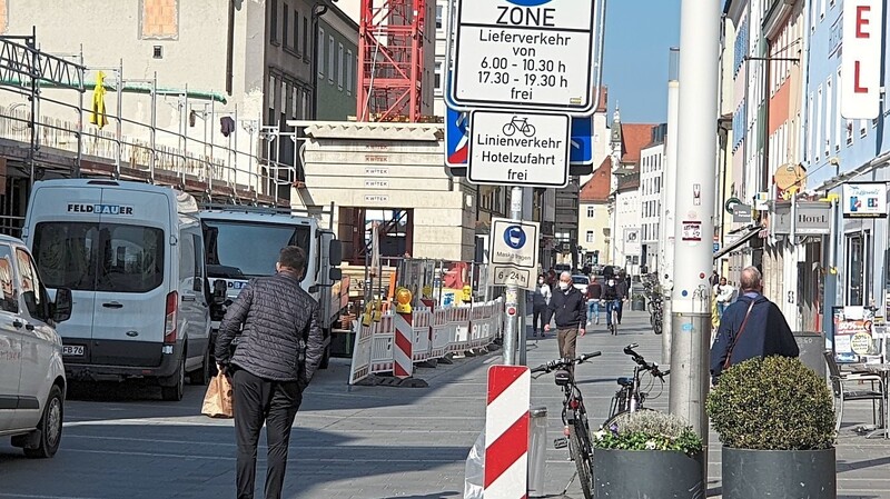 Seit etwas mehr als einem Jahr ist der obere Teil der Maxstraße nun Fußgängerzone. Um als Prachtstraße und Flaniermeile zu glänzen, muss sich jedoch noch einiges tun.
