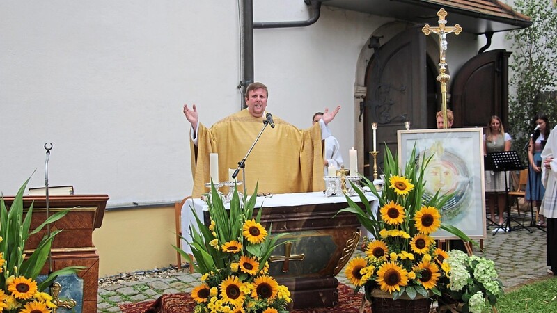 Pfarrvikar Markus Meier zelebrierte den Gottesdienst am Samstag im Freien.