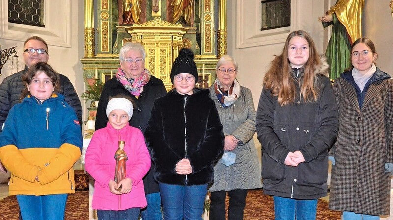 Am ersten Adventswochenende brachten diese Kinder und die beiden Jugendlichen zusammen mit den Verantwortlichen des Trachtenvereins D'Laabertaler die Marienfigur zum Altar.