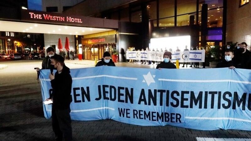 Nach Antisemitismus-Vorwürfen haben sich am Abend Hunderte Menschen vor dem "Westin Hotel" Leipzig versammelt, um Solidarität mit dem Musiker Gil Ofarim und Jüdinnen und Juden in Deutschland zu zeigen.