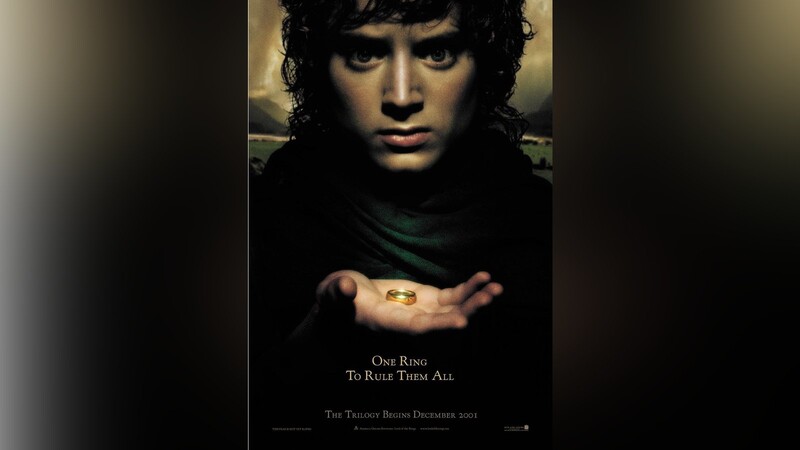 Frodo Beutlin hält den Ring im Filmklassiker "Herr der Ringe" in der Hand.