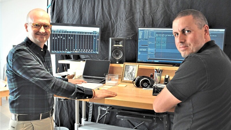 Regisseur Thomas Ecker (links) und Florian Rödl im Aufnahmestudio. Auch dabei: Edgar Wallace auf dem Foto in der Mitte.