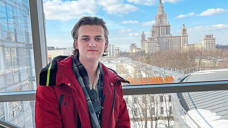 Jonas Bürkle mit seinem Uni-Gebäude im Hintergrund in Russland