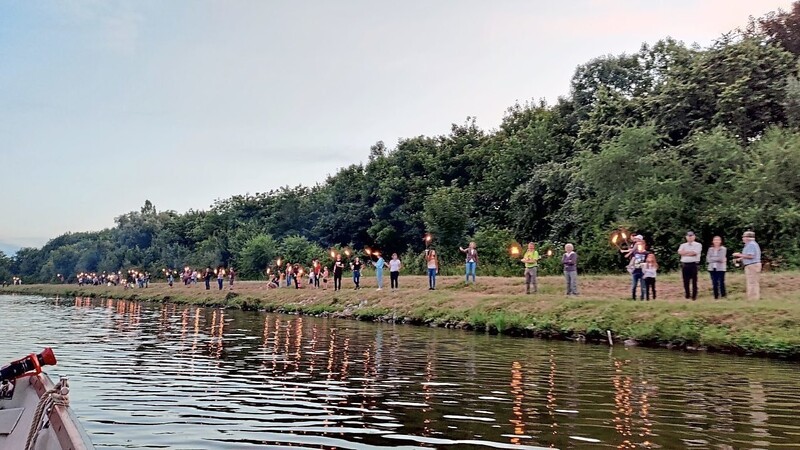 Auch auf der Geislinger Seite der Donau leuchteten nach den Reden am Samstagabend viele Fackeln.