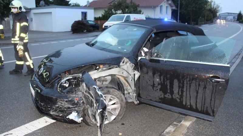 Das Auto der jungen Frau wurde bei dem Unfall schwer in Mitleidenschaft gezogen.