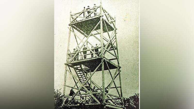 1894 wurde innerhalb von nur 33 Tagen ein 17 Meter hoher hölzerner Aussichtsturm auf dem Cerchov errichtet.