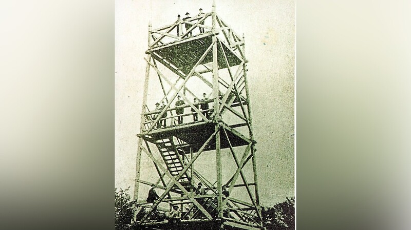 1894 wurde innerhalb von nur 33 Tagen ein 17 Meter hoher hölzerner Aussichtsturm auf dem Cerchov errichtet.