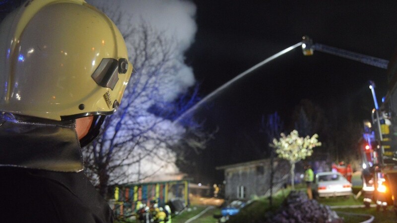Zum Brand eines Müllhauses in Frauenau mussten die Feuerwehren am frühen Morgen ausrücken. (Symbolbild)