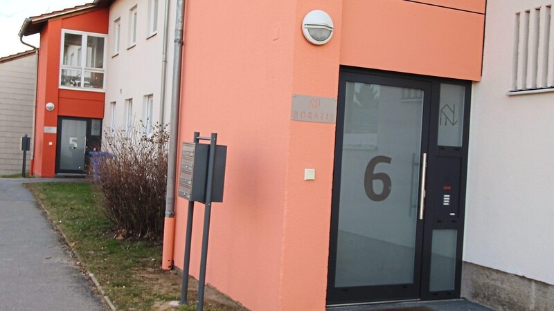 Neue Eingangstüren mit Hausnummern, neue Postkästen, frische Farbe: Sukzessive werden die Wohnhäuser hergerichtet.