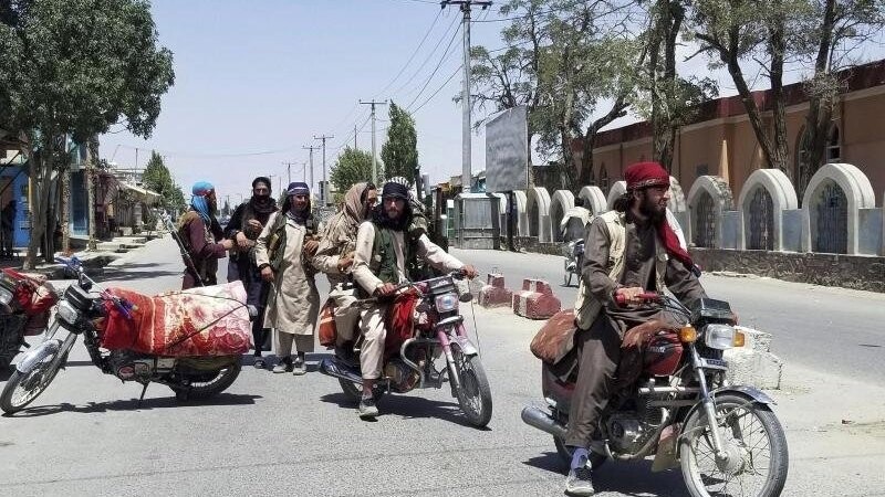 Anhänger der militant-islamistischen Taliban patrouillieren in der Stadt Gasni im Osten Afghanistans.