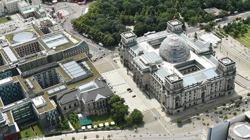 Der Friedrich-Ebert-Platz zwischen dem Reichstag (r.) und dem Jakob-Kaiser-Haus (l.) ist in der sitzungsfreien Zeit des Bundestags nun wieder öffentlich zugänglich. (Archivfoto)