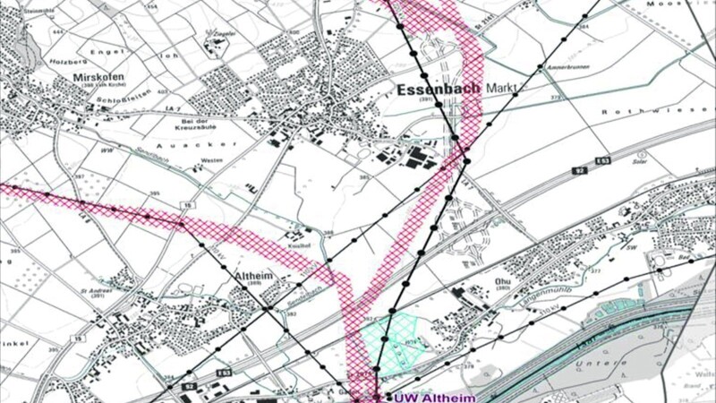 Im Bereich Essenbach geht es bei der Variantenabwägung (Varianten rot schraffiert) darum, ob die Juraleitung ähnlich wie bisher östlich von Essenbach verlaufen soll, oder im Westen parallel zu einer 110 kV-Leitung.